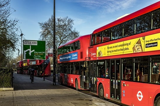 bus rossi di Londra - Fermata degli autobus a Londra