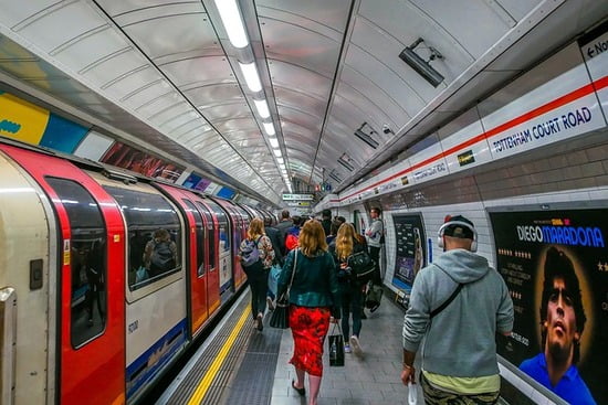bus rossi di Londra - Stazione della metro a Londra (2)