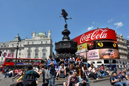 Piccadilly Circus a Londra con le luci e la folla serale