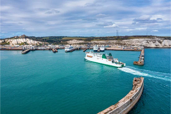 andare a Londra in auto dall’Italia - aerial-view-dover-harbor-with-many-ferries-cruise-ships-entering-exiting-dover-uk