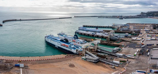 andare a Londra in auto dall’Italia - aerial-view-harbor-trucks-parked-along-side-each-other-dover-uk