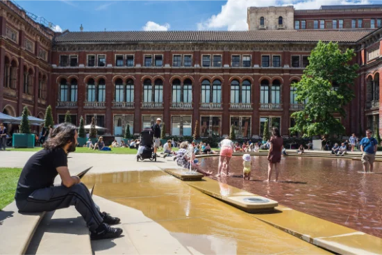 musei di South Kensington in un giorno - london-uk-jun14-2017-people-travel-visit-garden-museum-natural-history-london-uk