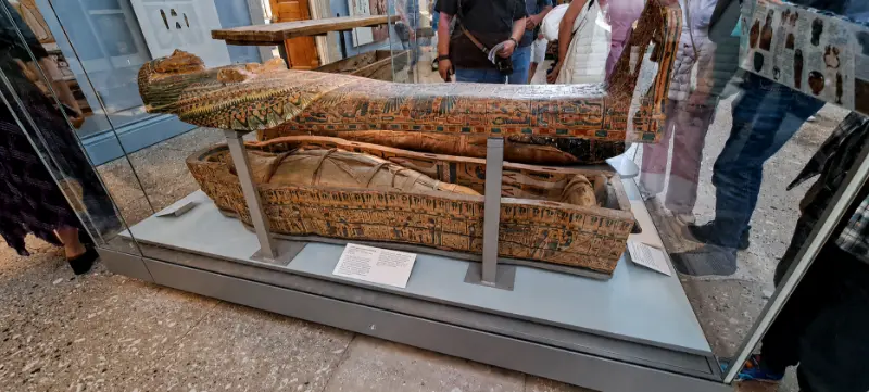 mummia egizia e il suo sarcofago esposti al British Museum di Londra