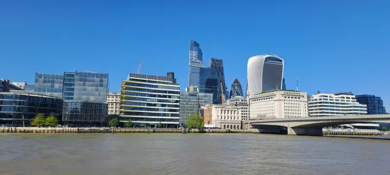Greenwich in battello - skyline della City of London visto dal Tamigi